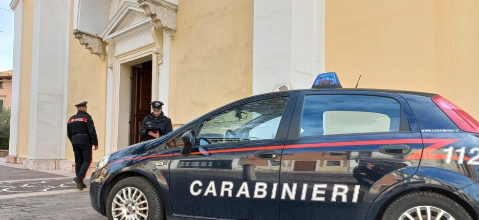 Ruba le offerte in chiesa usando un metro e il nastro biadesivo: il bottino?